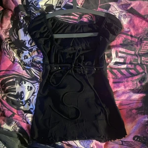 Svart topp  - Jättegullig svart topp som jag säljer för att den tyvärr inte kommer till användning längre. Lite genomskinlig men jag tycker det är snyggt (mer kraftigt tyg vid chest-arean) 💕