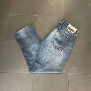Säljer dessa feta Replay Newdoc jeans. Storlek 33/34 men passar 32/32. Skick som nytt. 