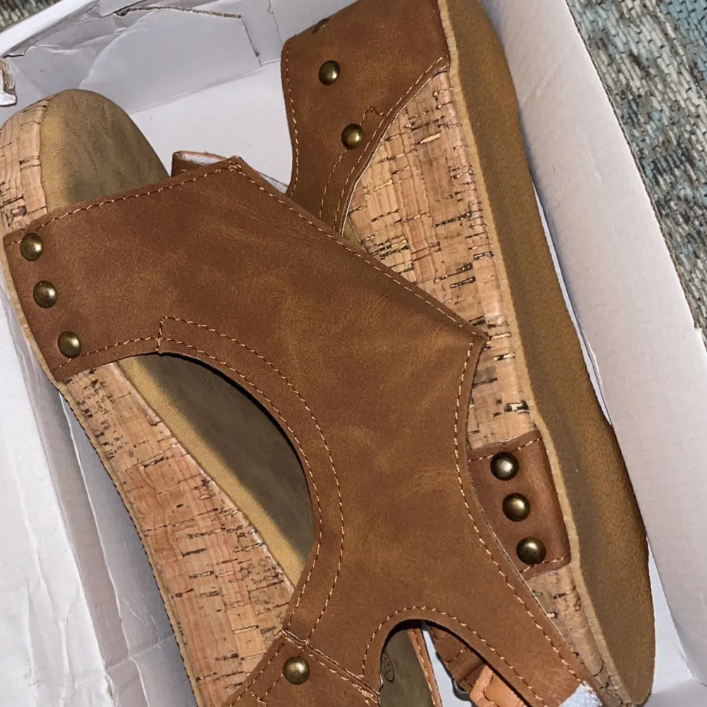 Helt nya beiga sandaler från Shein, de är aldrig använda då storleken var fel och gick inte att returnera, pris kan diskuteras vid snabbaffär, ny pris 350. Skor.