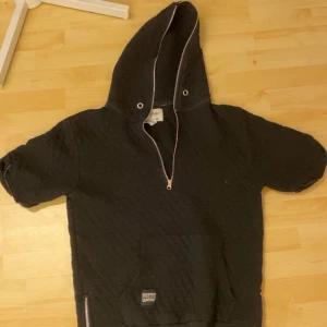 Svart Full-Zipped kortärmad hoodie - Använt några gånger. Ingen fel med den tycker bara inte om den längre. Jag är 170 och brukar ha på mig M om det skulle hjälpa
