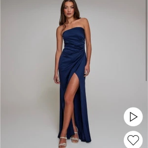 Blå balklänning - Säljer denna eftertraktade marinblåa balklänningen från Nelly 💙 Helt ny och oanvänd med prislappen kvar och i orginalförpackning 💙
