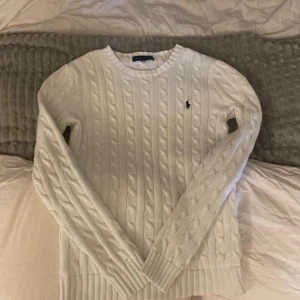 Vit Ralph Lauren tröja  - Den är helt oanvänd och inga tecken på användning! Den är köpt på second hand för cirka en månad sen men den kommer inte till användning då den är för stor💗