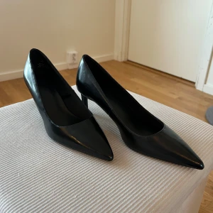 Svarta pumps - Helt nya och oanvända pumps från HM. Storlek 39. Klacken är 6 cm