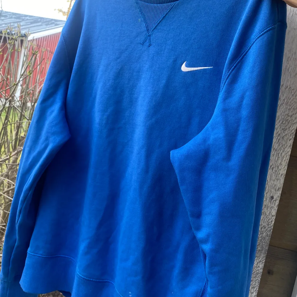 Snygg blå sweatshirt, storlek L. säljs pga för stor storlek. . Tröjor & Koftor.