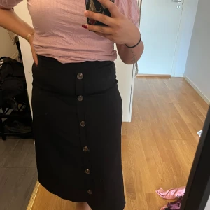 Midikjol från veromoda - En väldigt fin midikjol som är aldrig använd  Normal i storleken