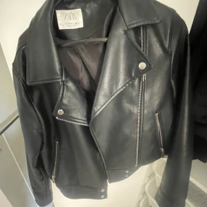 Skinnjacka  - Skinnjacka från zara 