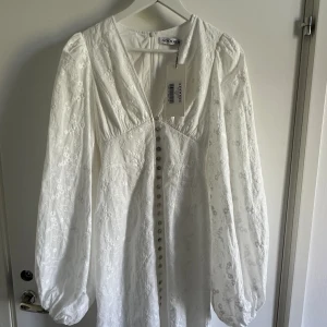 Adoore klänning  - Positano Dress str 34, säljs då den nu blivit förliten för mig inför studenten. Endast testad.  Nypris 1695. 