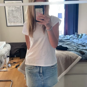 Jeanskjol - Säljer denna fina jeanskjol som jag nästan aldrig använt, så säljer pga att den inte används🌺