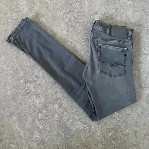 Säljer feta Replay jeans! W29 L32 Välvårdade. Condition: 8/10 (Litet märke på höger ben som knappt syns, bild 3) Hör av er vid frågor!