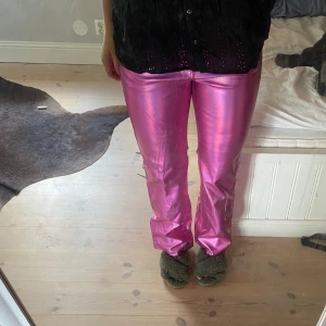 Metallic byxoe - Säljer dessa oanvända metalliska byxorna i rosa från Gina. Perfekt för temafester🪩🪩💅 köpte för 500kr