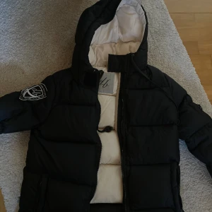 Dbrand jacka - Knappt använd utan defekter. Buda eller kom privat för att diskutera pris/ fler bilder. 