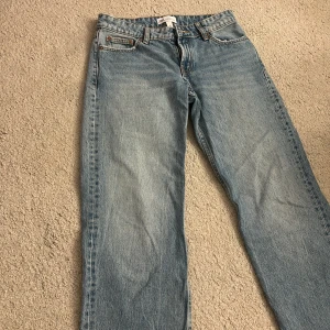 Straight jeans, low waist  - Zara jenas storlek 36 los waist men är ganska små i storlek.  