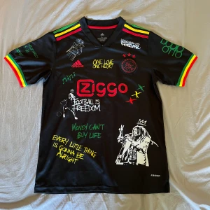 Fotboll T-shirt , AJAX - Tjena, säljer denna tvär feta fotbolls tröja med laget AJAX. Verkligen fet, med snygga bilder och texter både fram och bak. Kolla bilder. I nyskick, ändast använts några få gånger. Inga djur hemma🐾  Kontakta gärna för mer bilder, frågor osv.