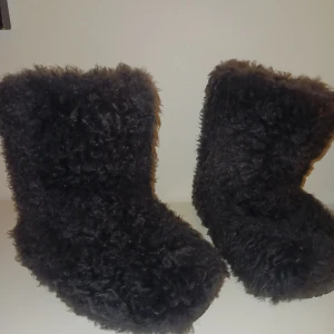 Pälsstövlar - Boots i fårskinn. Använda men bra skick. Står ingen storlek men uppskattar 40-41. Innersulan är ca 27 cm.