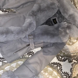 Grå jacka - Grå kort jacka.