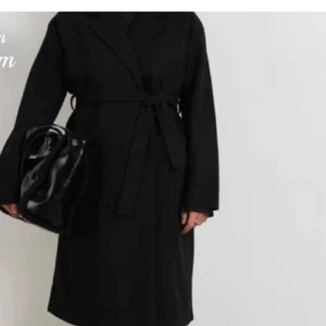 Lång kappa - Svart lång kappa som inte kommer till användning längre perfekt nu till våren💋