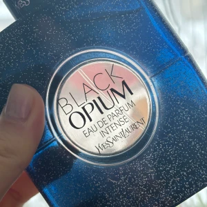 Black Opium intense 90ml - Säljer nu min black opium intense, har använt den vid ett par tillfällen. Lyckar otroligt gott oxh fyller rummet med en doft av kärlek🌸hör av dig vid frågor. Ca 80% kvar
