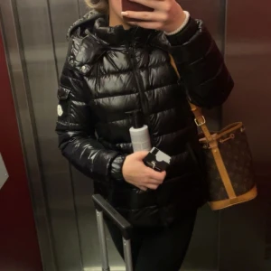 moncler  - moncler jacka i modellen bady, bra skick bara använd få gånger!!💕💕🥹
