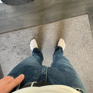 Riktigt feta Tommy Hilfiger Jeans - Säljer dessa knappt använda tommy hilfiger jeansen.  Superbra skick, storlek 33/34. Modellen är relaxed - men skulle säga att de är mer regular.