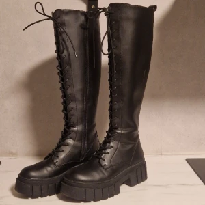 Even&Odd stövlar - Svarta snörstövlar från Even & Odd. I nyskick, använda endast ca tre gånger.  Nypris 769kr.