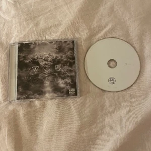 The Neighborhood - I Love You. - The Neighborhood I Love You album på cd. Mycket bra skick då knappt lyssnat på den. Köpt för: 130 kr