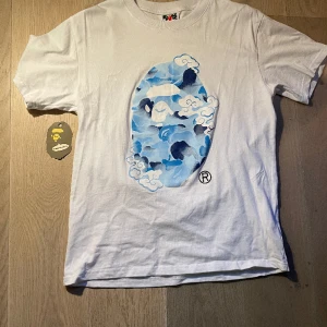 Bape tee - Säljer denna Bape tee som jag köpte Plick . Gillar den inte mer. Priset kan diskuteras och tveka inte för minsta fråga mvh Harry
