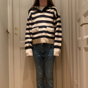 Randig tröja - Här är en jättefin randig tröja med färgen svart och beige! Den är i bra skick och är väldigt cool till ett par skugga jeans!