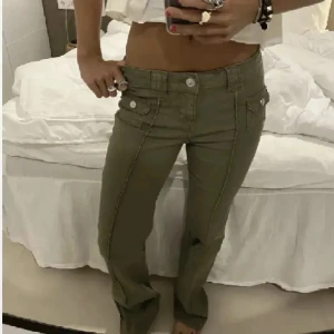 Gröna cargo jeans - INTRESSEKOLL! Gröna jeans från hm i bra skick! Lånade bilder🩷BUD: 410kr