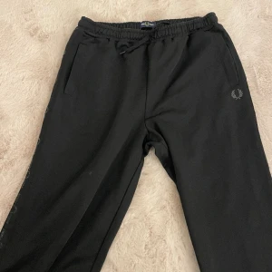 Fred Perry  - Alla är i storlek L, knappt använda