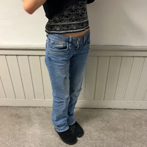 blå ltb jeans - jättebra skick, dock egen klippa hål. kom privat för fler bilder eller frågor 😊 priset kan diskuteras!!! 