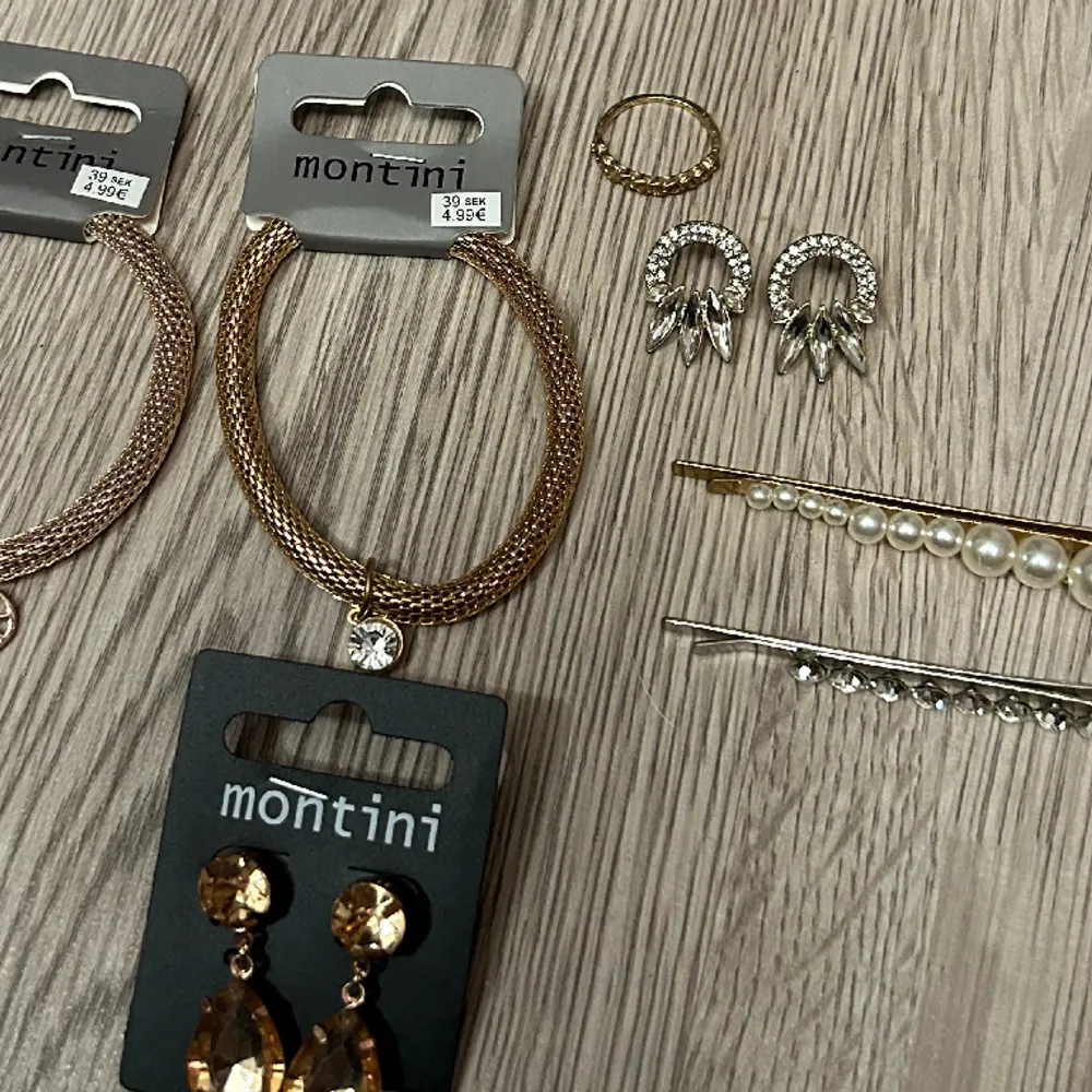 Smyckes kit med två par örhängen, 2 armband, 2 hårspännen & 1 ring! Både silver & guld! Inget är använt förutom ring och hårspännen! ❤️🎀 köp via köp nu!. Accessoarer.