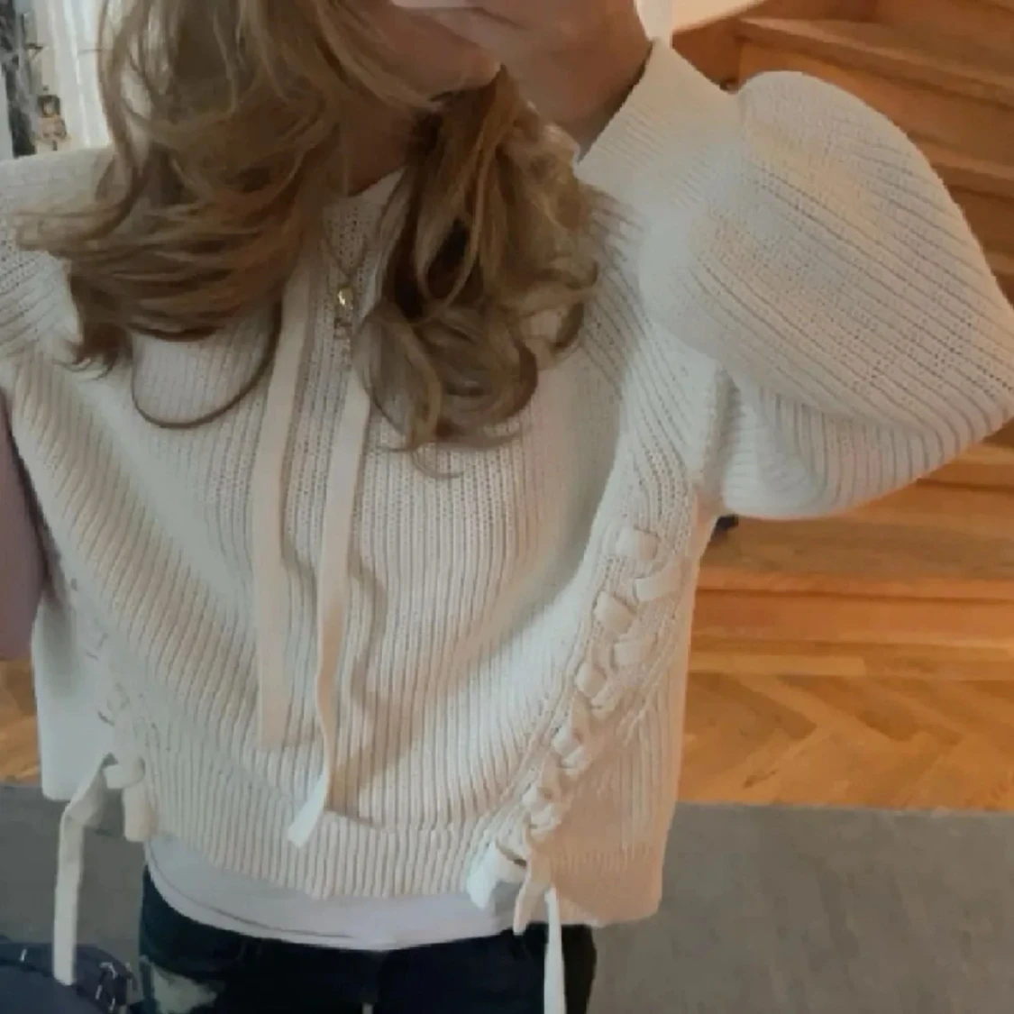 Fin stickad hoodie med knytdetalj!❤️ - 90