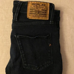 Snygga Replay Anbass jeans - Str. 29 midja 32 längd. Skick: 9/10. Småanvända men inte slitna på något vis. 
