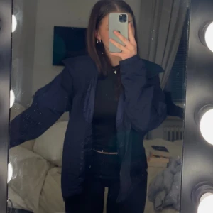 Allvädersjacka - Mörkblå jacka som fungerar i vind och blåst. Inner och ytterfickor, andvänd en höst men inga skador🙌🏻köpt för 1500 kr på Sellpy 