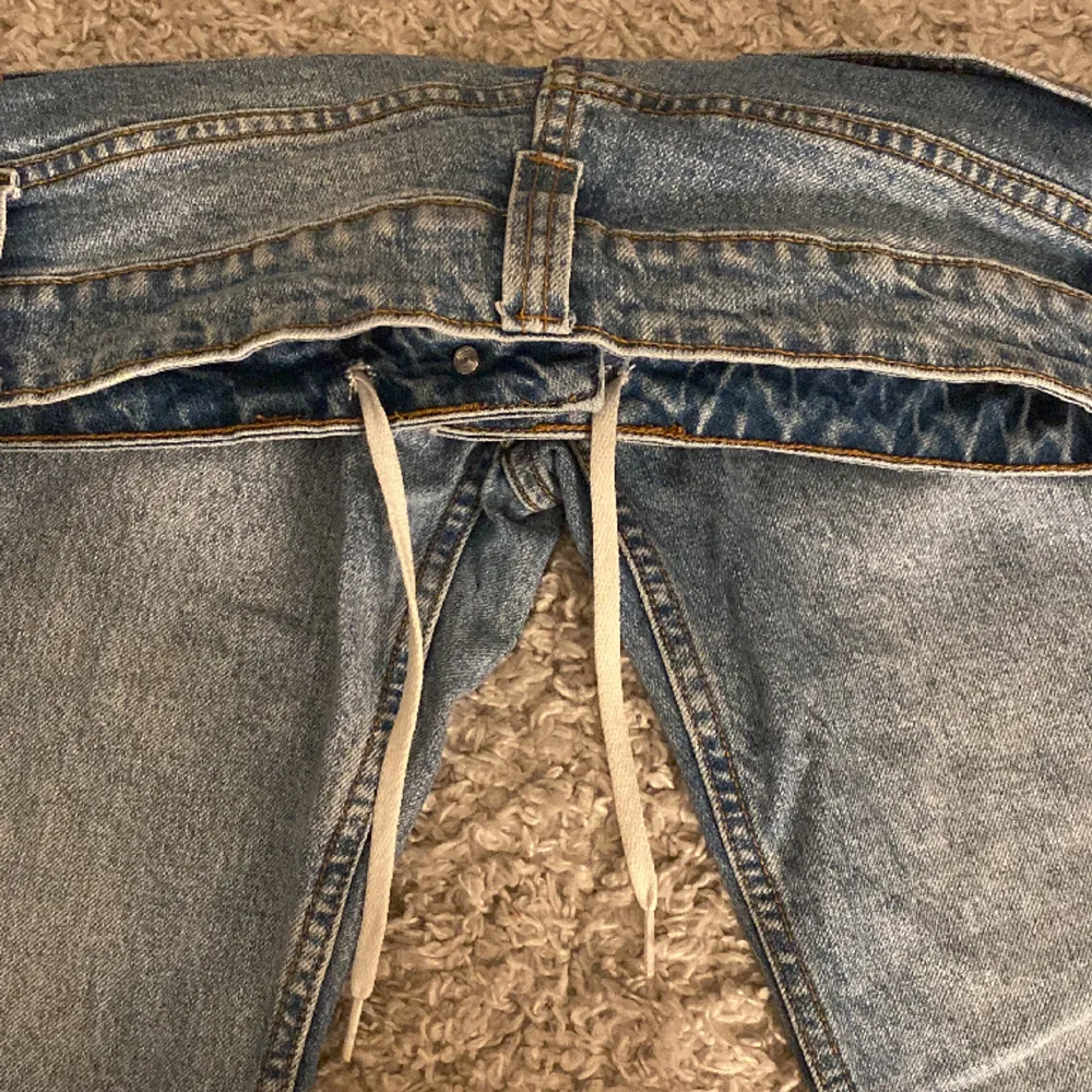 Super snygga lowwaist, bootcut jeans från brandy Melville. Det finns även snören i om man skulle vilka dra åt dem men man kan bara ta bort dem om man vill. Måtten är 37 cm rakt över midjan och 75 cm innerbenet💗Skriv om du har några funderingar😊. Jeans & Byxor.