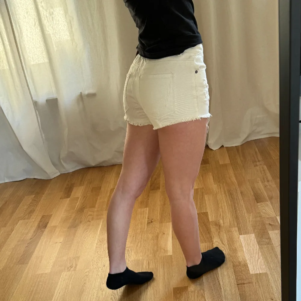 Vita shorts med små slitningar på framsidan!  Är storlek 164 men passar mig som är en XS/S. Shorts.