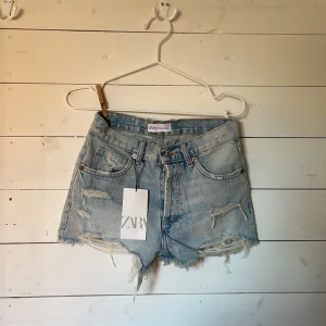 jeansshorts - Perfekt slitna jeansshorts från zara, sjukt snygga! Säljer då de aldrig kommit till användning så prislappen är kvar, köpte för längesedan och vill bli av med dem så därför säljer jag de billigt💓  Nypris: 329 SEK   Köparen står för frakten!🤝