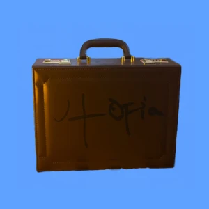 Travis Scott UTOPIA Briefcase - Tja! Säljer denna asfeta grail idag, som sagt i titeln är detta ett briefcase från ”UTOPIA” droppet. Väskan har aldrig ens blivit öppnad och jag har kvar lådan den kom i.   Skriv om du har fler frågor😉