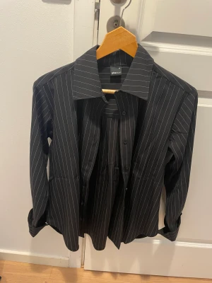 Randig skjorta  - Från ginatricot. Använd en gång. Storlek 34!