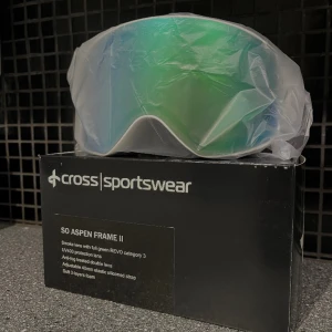 Slalomglasögon - Oanvända slalomglasögon, säljer då jag inte fått användning av de😊plast och kartong kvar!