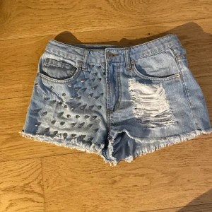 Snygga shorts med nitar - Måste tyvärr sälja dem här supersnygga shortsen pga att dem är förstora för mig. Har köpt dem av en annan tjej från Plick. Skulle säga att dem är i väldigt fint skick och dem har inga fläckar eller något sånt.😊💞
