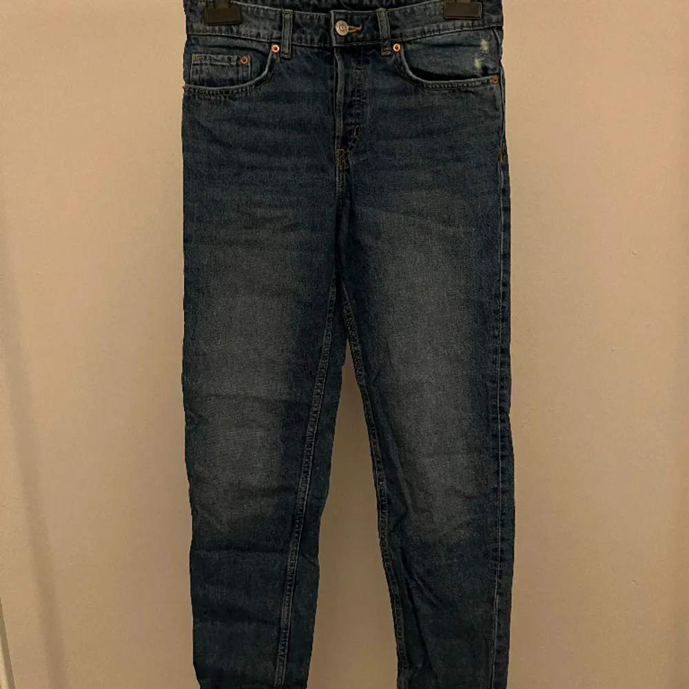 Jätte bekväma boyfriend jeans från HM. Säljer eftersom de är för stora och därför sitter dåligt på mig. Använt dom 1 gång. Orginalpris 250kr. Jeans & Byxor.