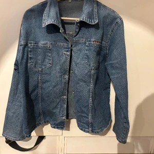 Jeansjacka - Skriv gärna för frågor o priset går att diskutera 💃💃