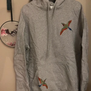 Hoodie från Axel Arigato - Nyskick, enbart använd någon enstaka gång. Tyvärr för stor i storlek för mig.  Stlk XS enligt etikett (killstorlek), snarare M för att en tjej.  Kan mäta vid intresse.