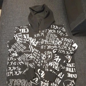 Svart o vitt tröja som går att öppnas. Plain svart där bak - Jag beställde den men den kom för liten. Använd max 2 gånger