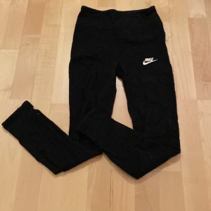 Nike leggings - Säljer dessa snygga tights eftersom jag växt ur dem. Ganska använda men i gott skick! XL i barnstolek men sitter som xs ungefär