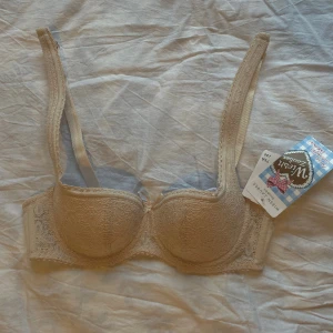 Bh 75A - Säljer min bh i storlek 75A. Den är oanvänd och har fortfarande lappar kvar. Den har en låg kupa som gör att den passar perfekt till toppar med låg och fyrkantig ringning. Jag säljer den för att den inte är helt i min stil.🫶🏻