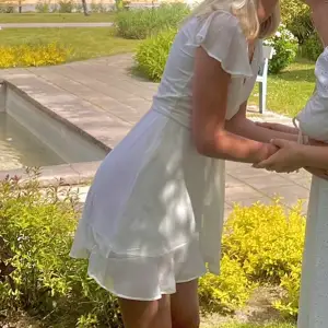 Säljer denna fina vita klänning som passar perfekt till studenten! Endast använd 1 gång💛