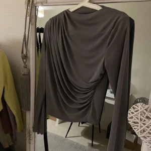 ZARA TRÖJA - Otroligt snygg tröja från Zara. Aldrig använd. Skicket som ny.  Strl M. 