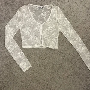 Spets topp - Spets topp med knappar Från WEEKDAY Storlek S Köpt second hand i nytt skick känns de som och jag har inte använt den sedan jag köpte den☺️ 